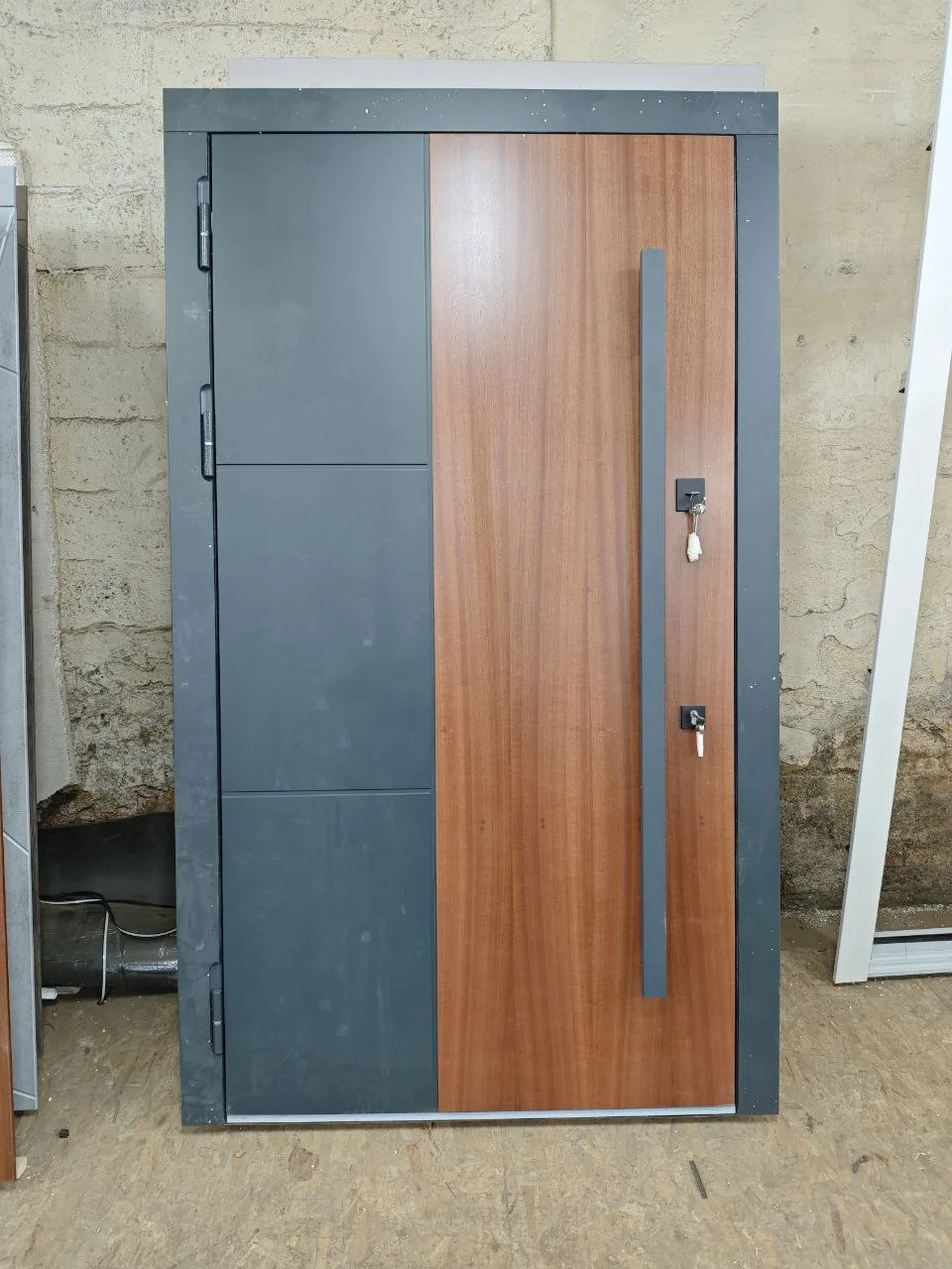 Входная дверь с бугельной ручкой